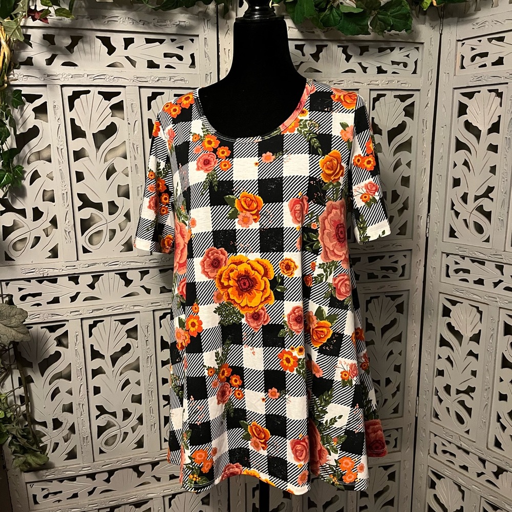 LULAROE LOVE IT! BLACK PLAID & PINK ROSES LIGHT STRETCHY SHORT SLEEVE TUNIC TOP